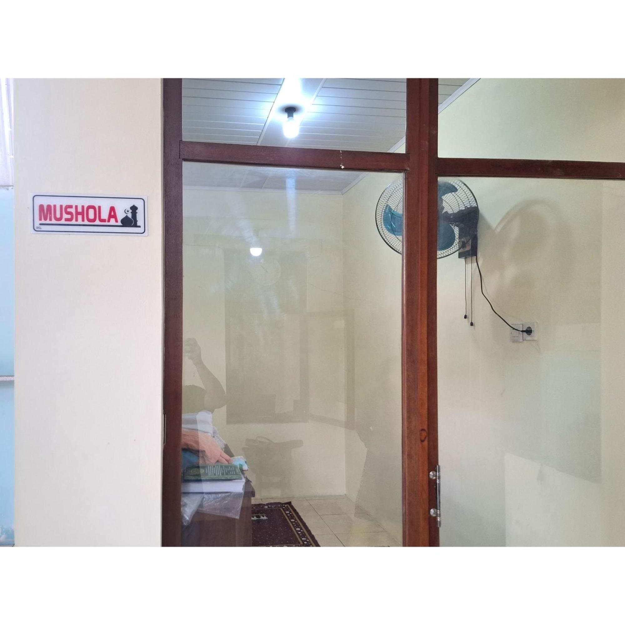 Reddoorz Near Alun Alun Jepara Kesembu Kültér fotó